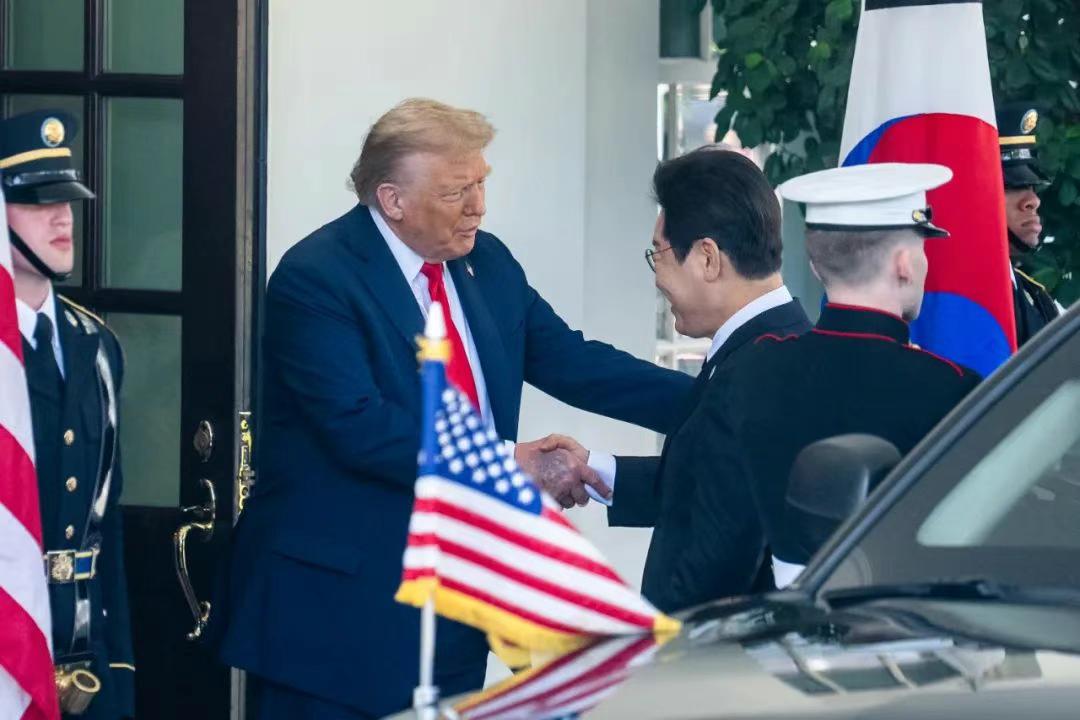 李在明比泽连斯基聪明多了，见面就赞扬了唐纳德先生重新装修的椭圆形办公室，称其