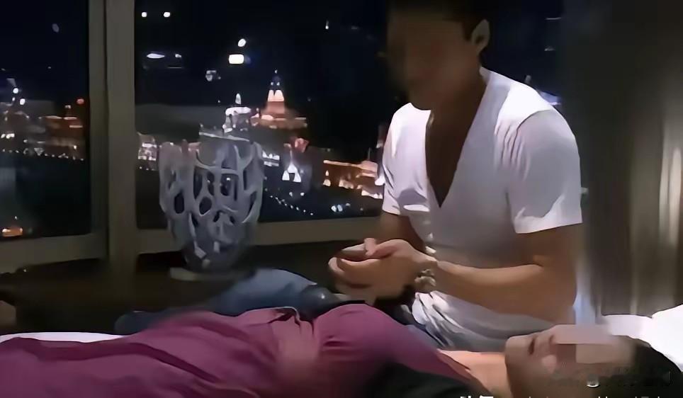 河北，男子郑刚趁着女生李丹喝醉没意识，把人全身衣物扒干净，凑上去亲吻、上手抚摸，