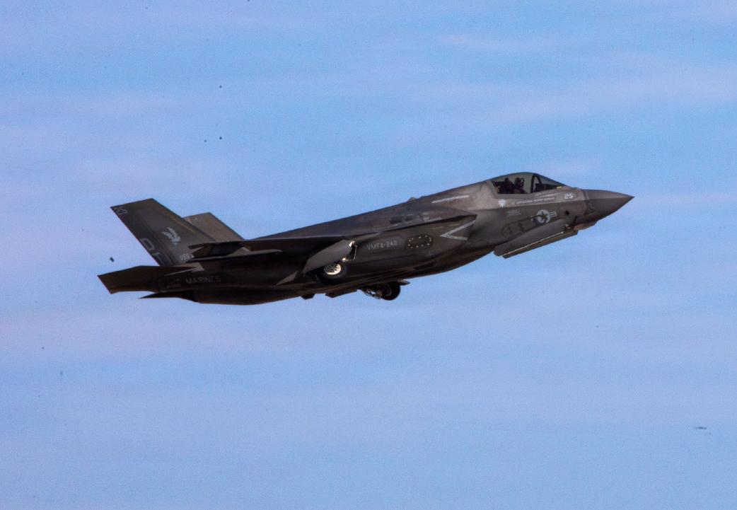 美军F-35隐身战机在飞越阿曼湾上空时，突然挂出7700代码，需要紧急降落。美军