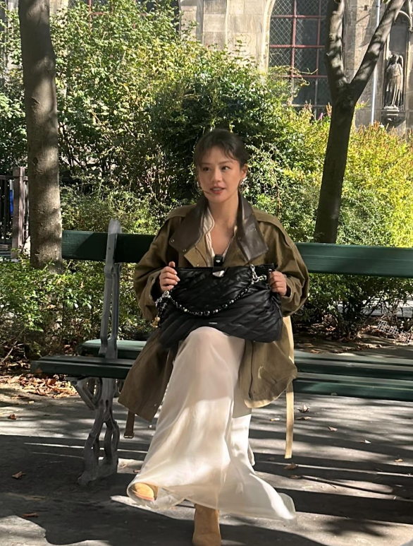 马思纯的美貌被低估了，37岁的她本人很瘦很年轻，个子高五官大气端庄，不是网红脸很