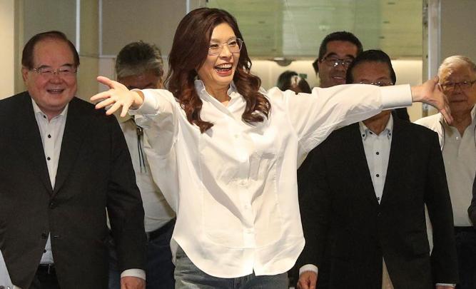 郑丽文离京返台，国民党“敲锣打鼓”般接机，和出发时的情况完全不一样！4月12