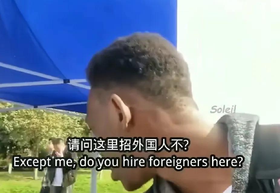 国内某地公开征兵，吸引了小黑哥的注意，他上前询问工作人员“外国人是否可以参军？”