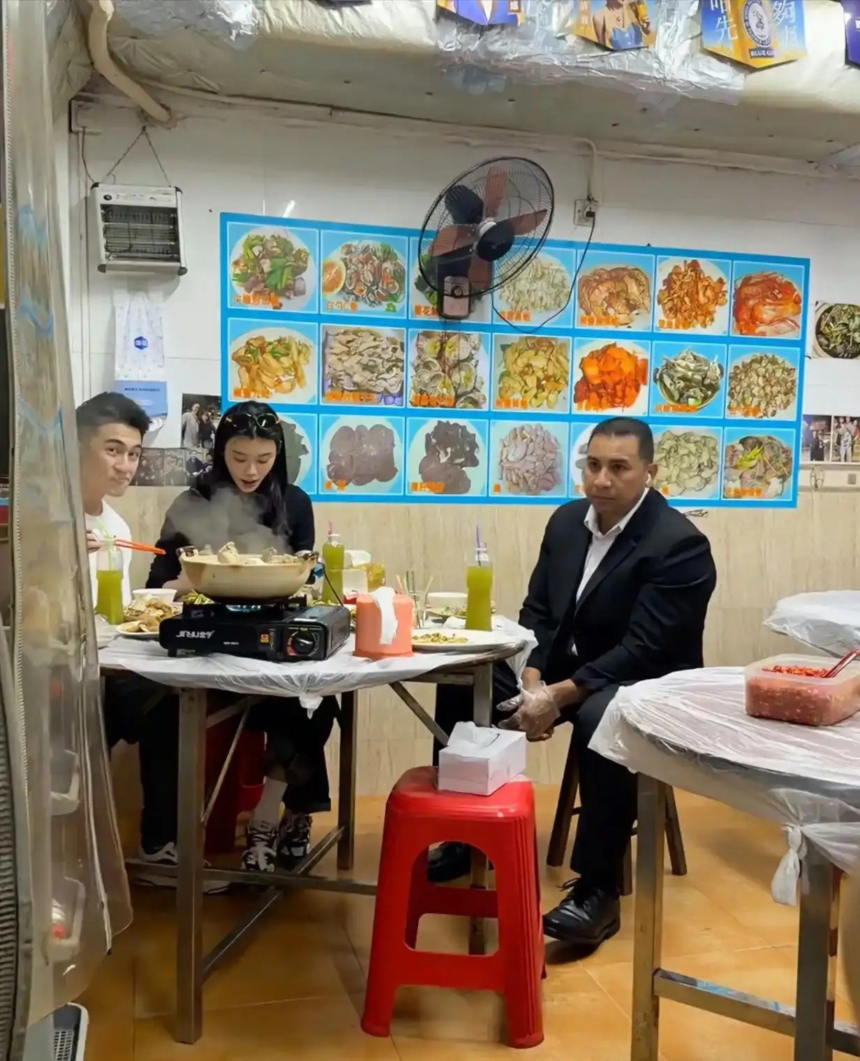 何猷君和奚梦瑶现身澳门街边大排档吃猪骨煲被偶遇，夫妻俩低调现身平价餐馆的画面，两