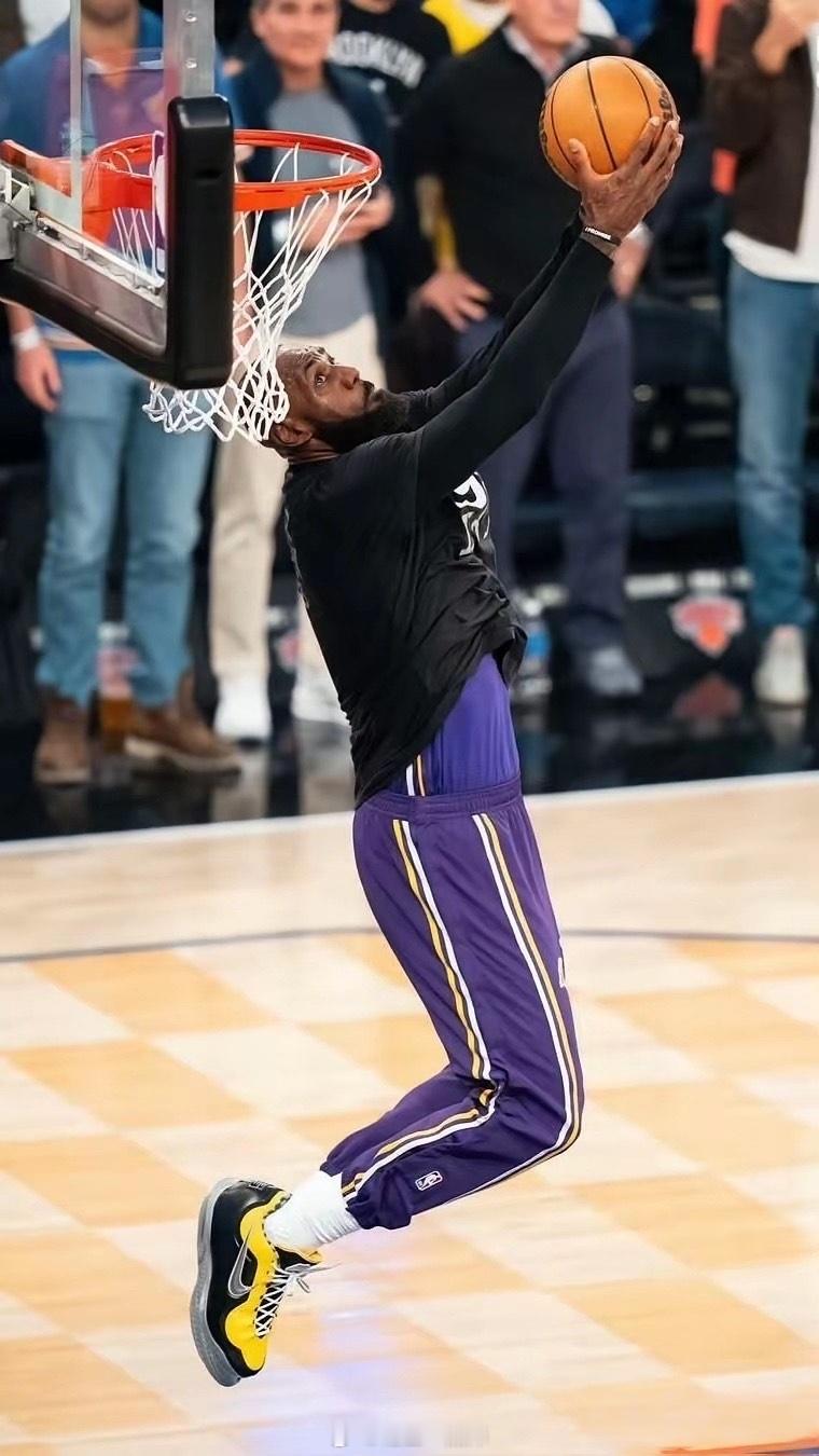 不得不感叹，詹姆斯真是篮球界的传奇！球商高得惊人，作为最早期的控锋，他总能掌控全