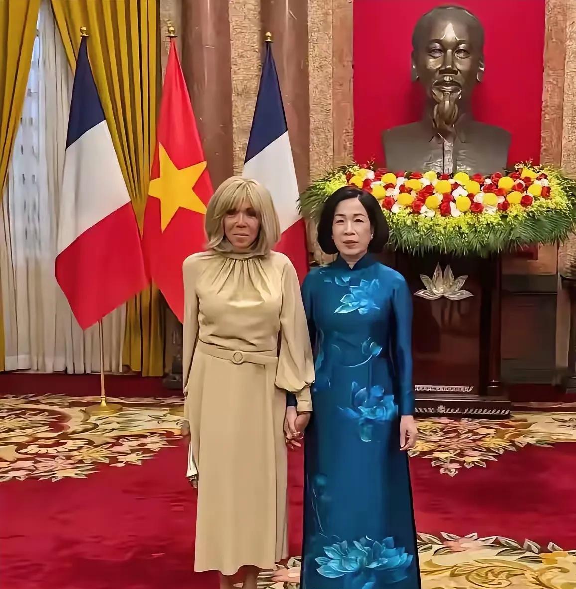 两个第一夫人合影，谁更胜一筹？72岁的法国总统夫人布里吉特·马克龙和越南第一夫
