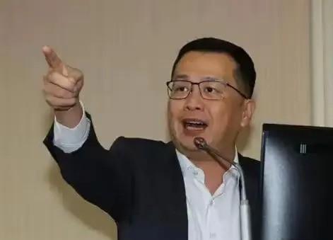罗智强比朱立伦强多了，罗智强为了支持反罢免，把自己卖书得来的800万与自己存款2