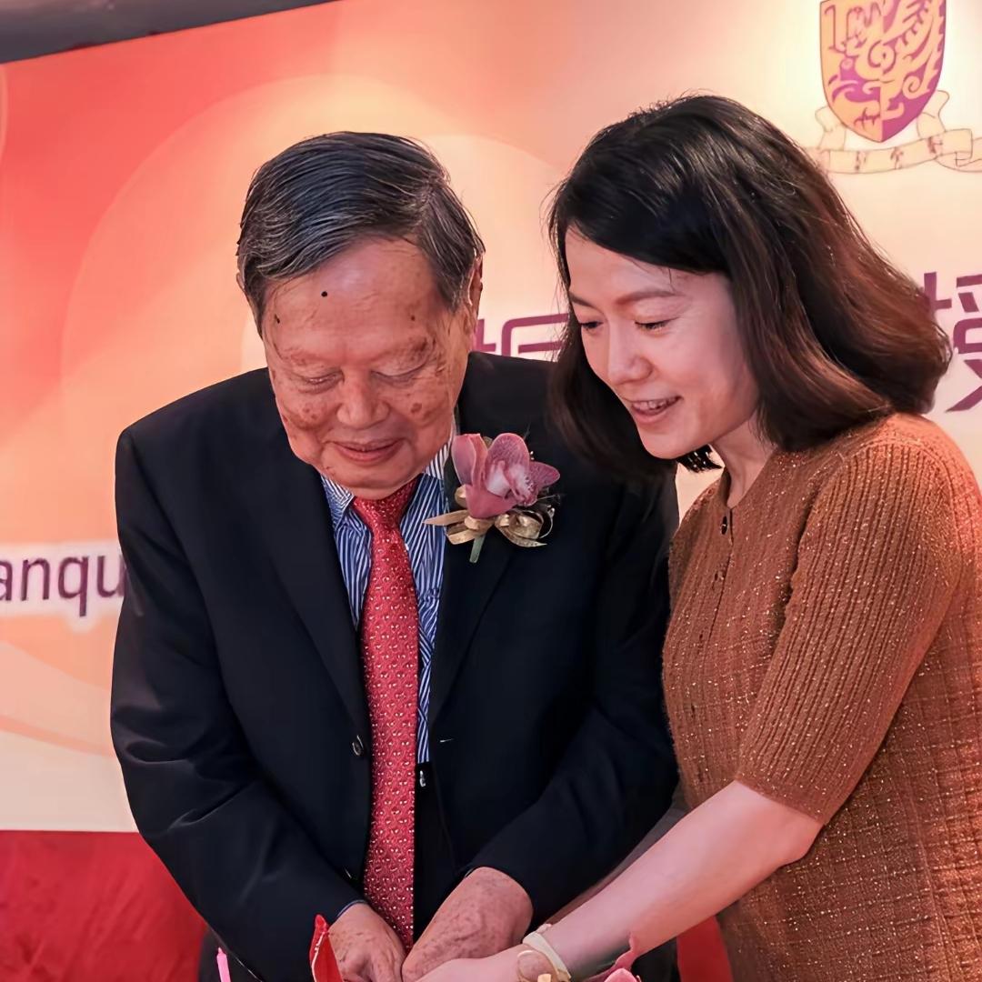 杨振宁103岁生日宴曝光，一句对翁帆的“达令”，满是宠溺。从当初82岁娶2