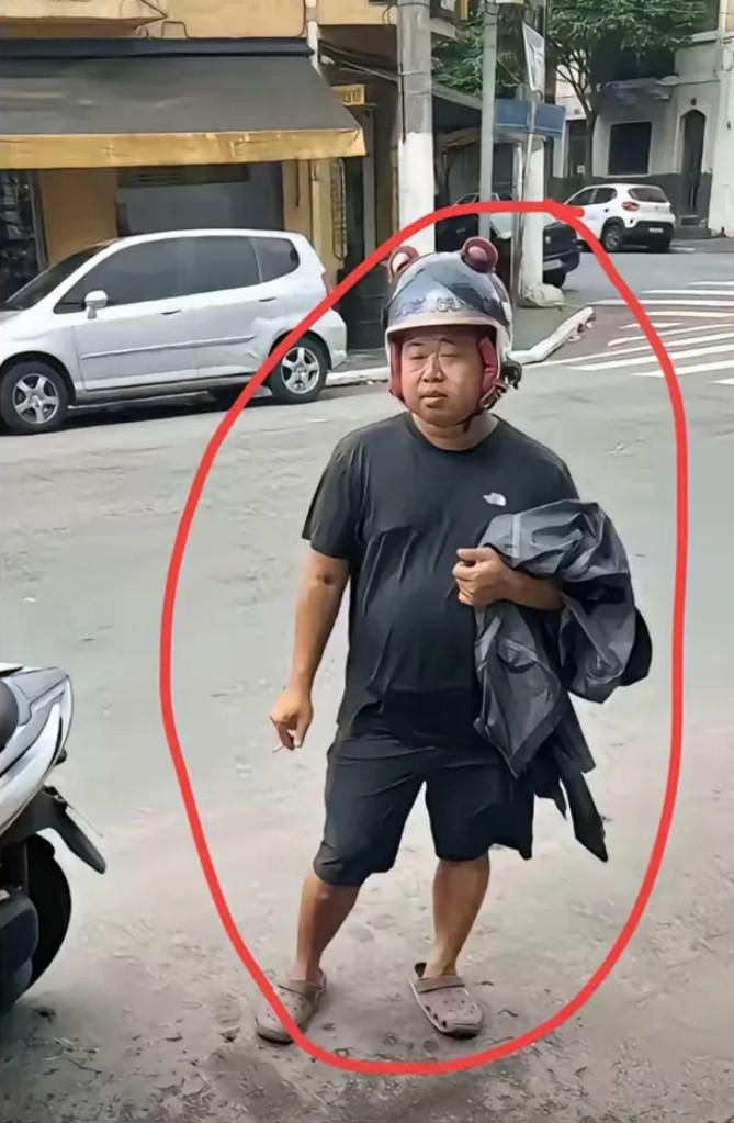 蓝战非真是大智若愚！前阵子，国外一男子因为带着大金链子，被意大利劫匪抢劫，险些