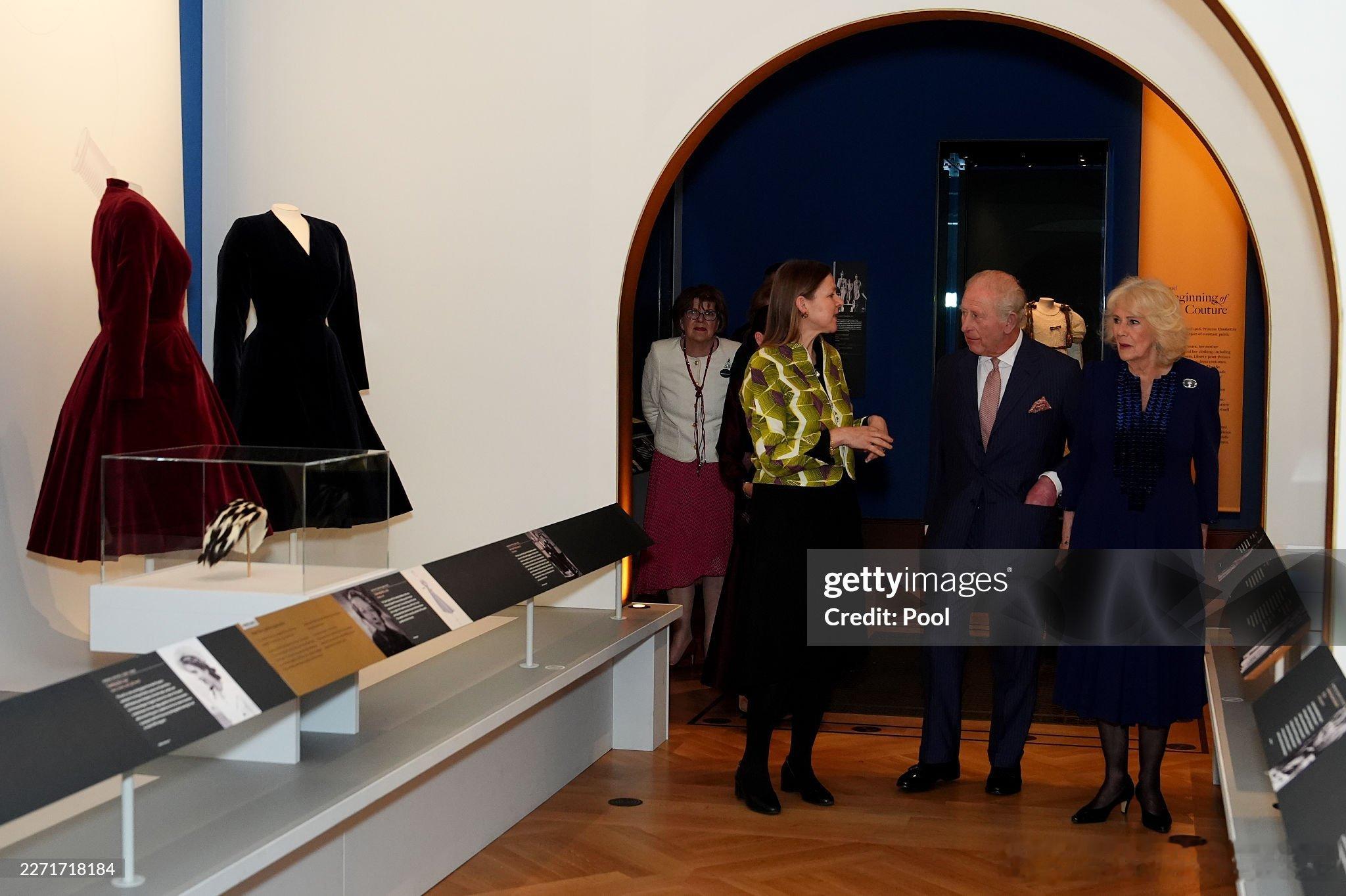 新闻2026.4.20英国国王夫妇及表妹莎拉·查托夫人在英国白金汉宫画廊参观
