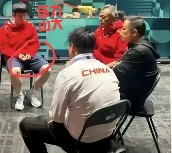 樊振东为什么还没有回归国乒，看这张图就明白了！当时是24年巴黎奥运会期间，王楚钦折戟32强，樊振东面