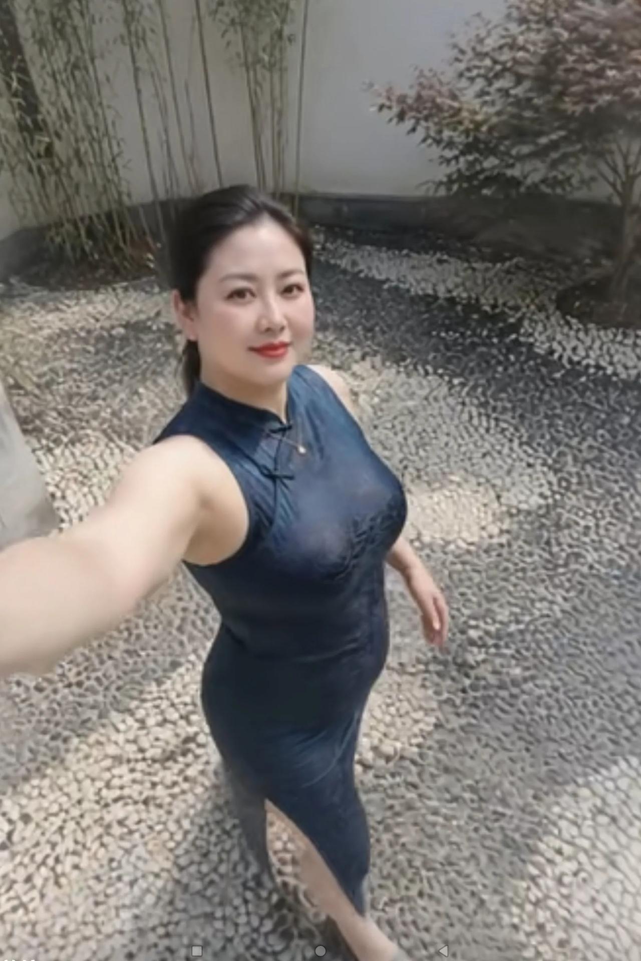年轻的时候靠自己的本领赚够了钱就是好！这不，别墅买了，当上了贵夫人，每天在花园