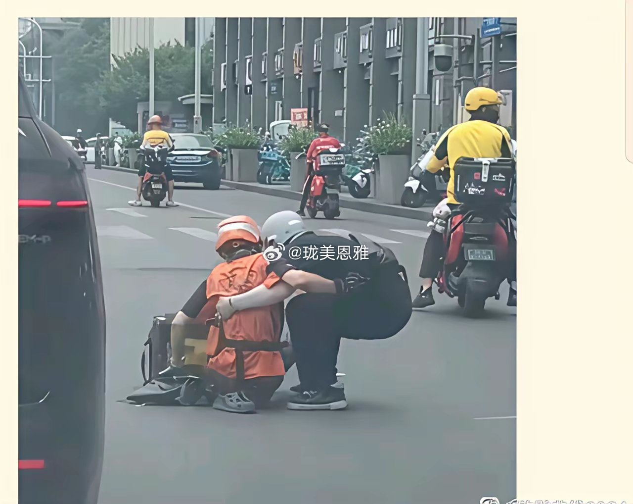 女子骑共享单车与外卖员相撞，女的躺地上没人敢扶，但外卖小哥有人敢扶