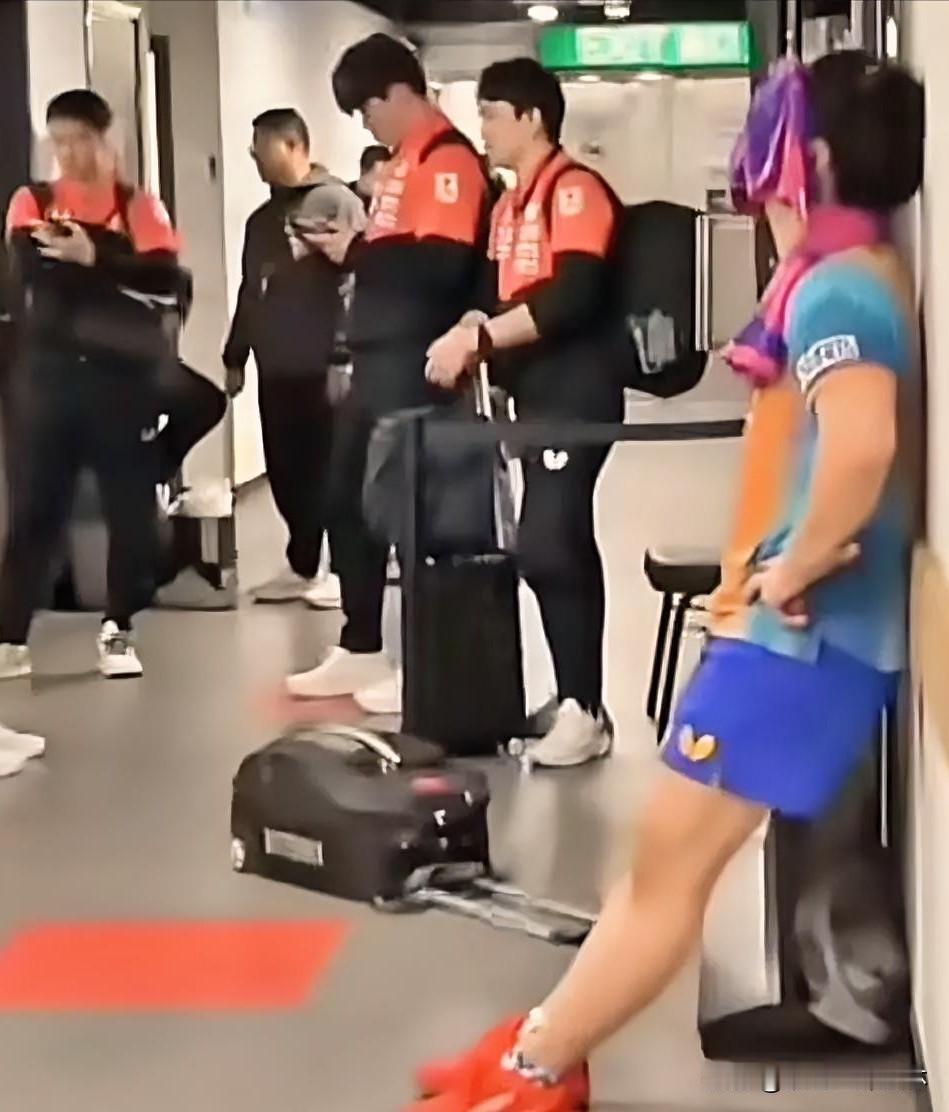 可能是中日文化不同，少爷松岛辉空靠墙蒙脸哭无人上前安慰。昨天，还看到日本男队在