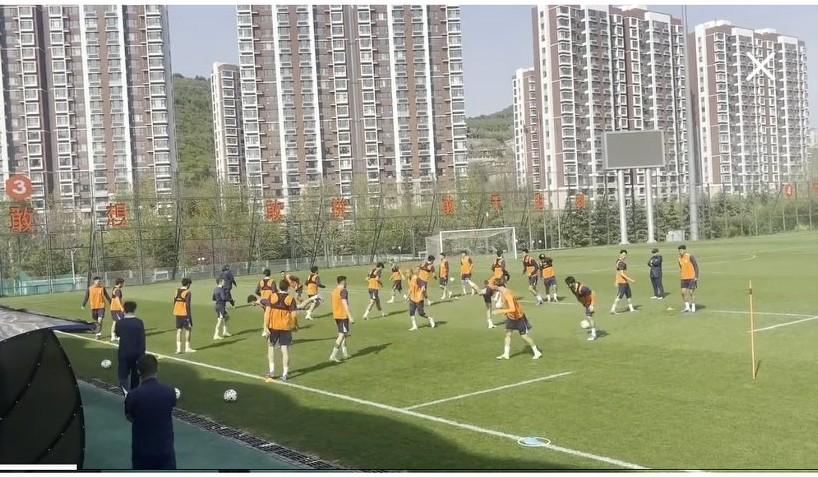 克雷桑、刘洋、谢文能缺席泰山队赛前训练！记者牛志明发视频报道，克雷桑、刘洋、谢