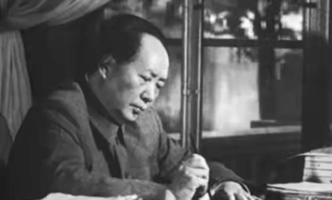 一天夜里，毛主席在工作，秘书高智值班。哪知高智竟打起瞌睡，醒来天已亮了。他不安地
