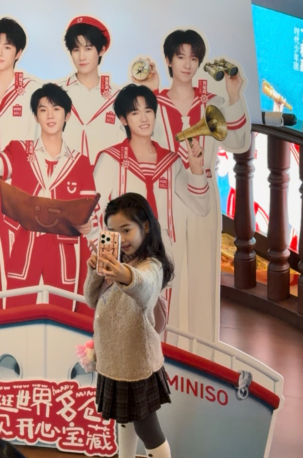 9岁的小酒窝，心里藏不住半点星光。收到礼物时嘴角要飞到耳边，委屈时眼泪比解释来得