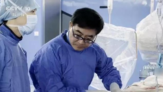 2016年，上海中山医院顶尖心内科主任葛均波，为一位19岁的少女做心脏手术时，竟
