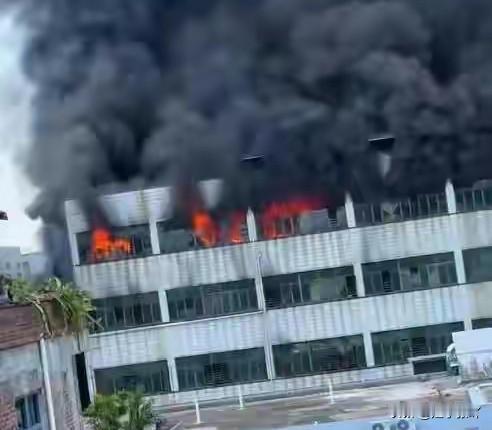 福建这事真是不应该啊！如果是仓库起火跑不及，那可以理解。可这房子看着应该是车间