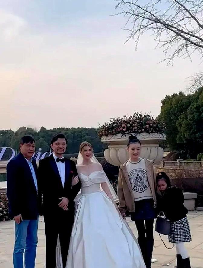 穿着拖鞋在上海逛商场的男人，是刚刚离开反腐风暴中心的范志毅。视频里，他趿拉着拖