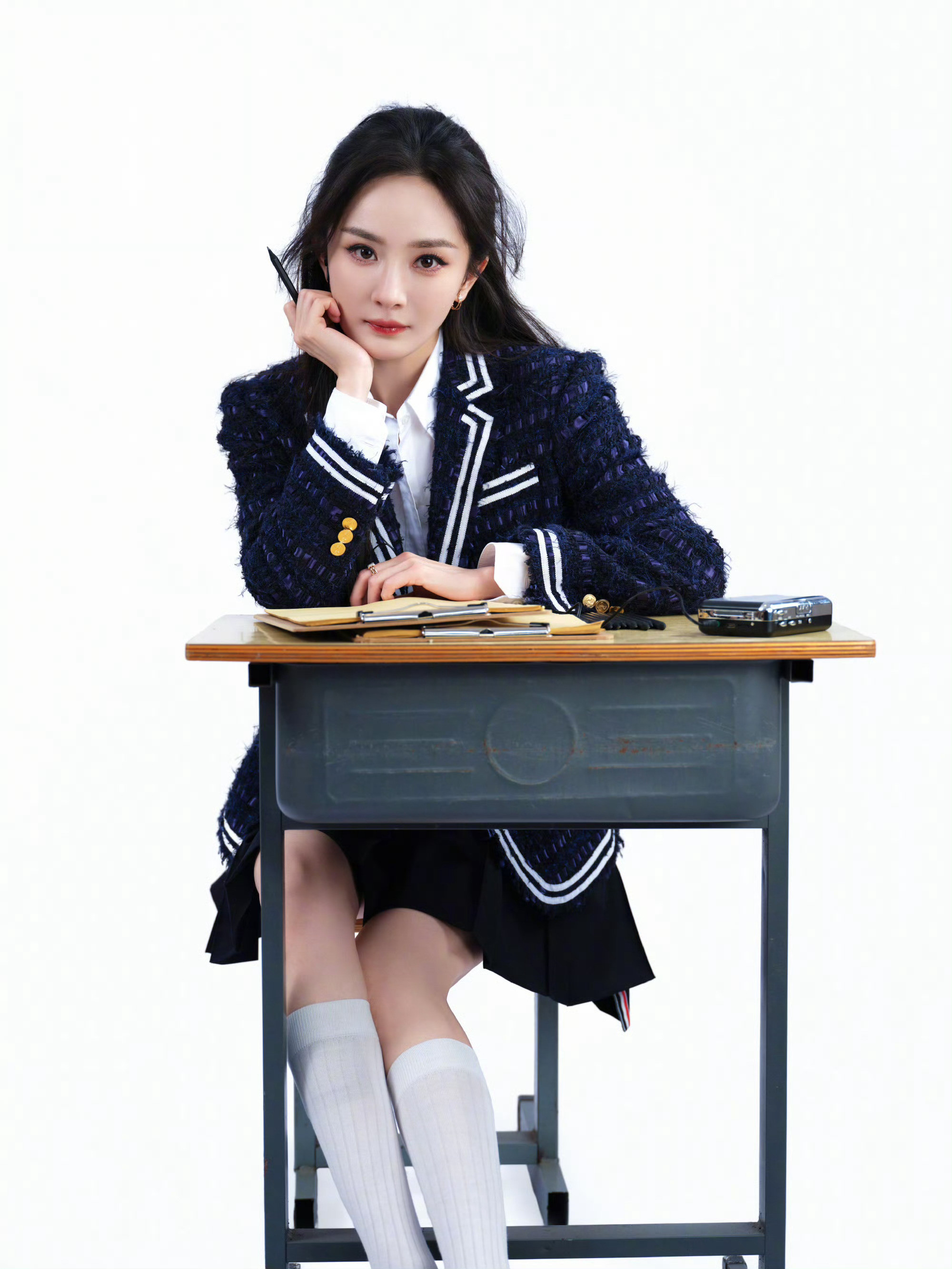 杨幂校花学姐造型超吸睛！双马尾搭配学院风，满屏青春感直接拉满