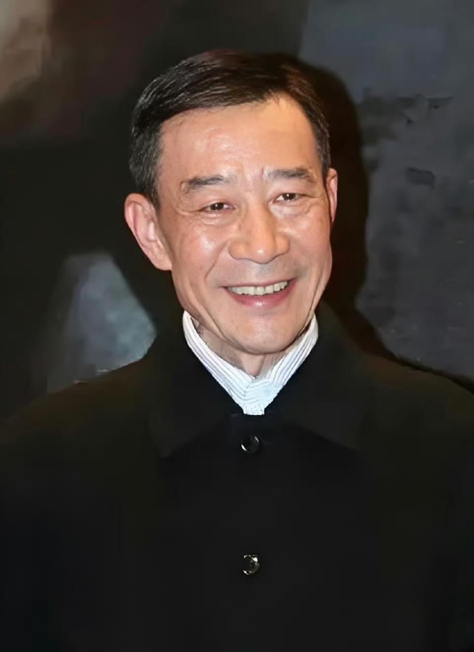 我问我舅，李雪健耳朵都听不见了还怎么拍戏？我舅说你这不废话吗，人家把对手