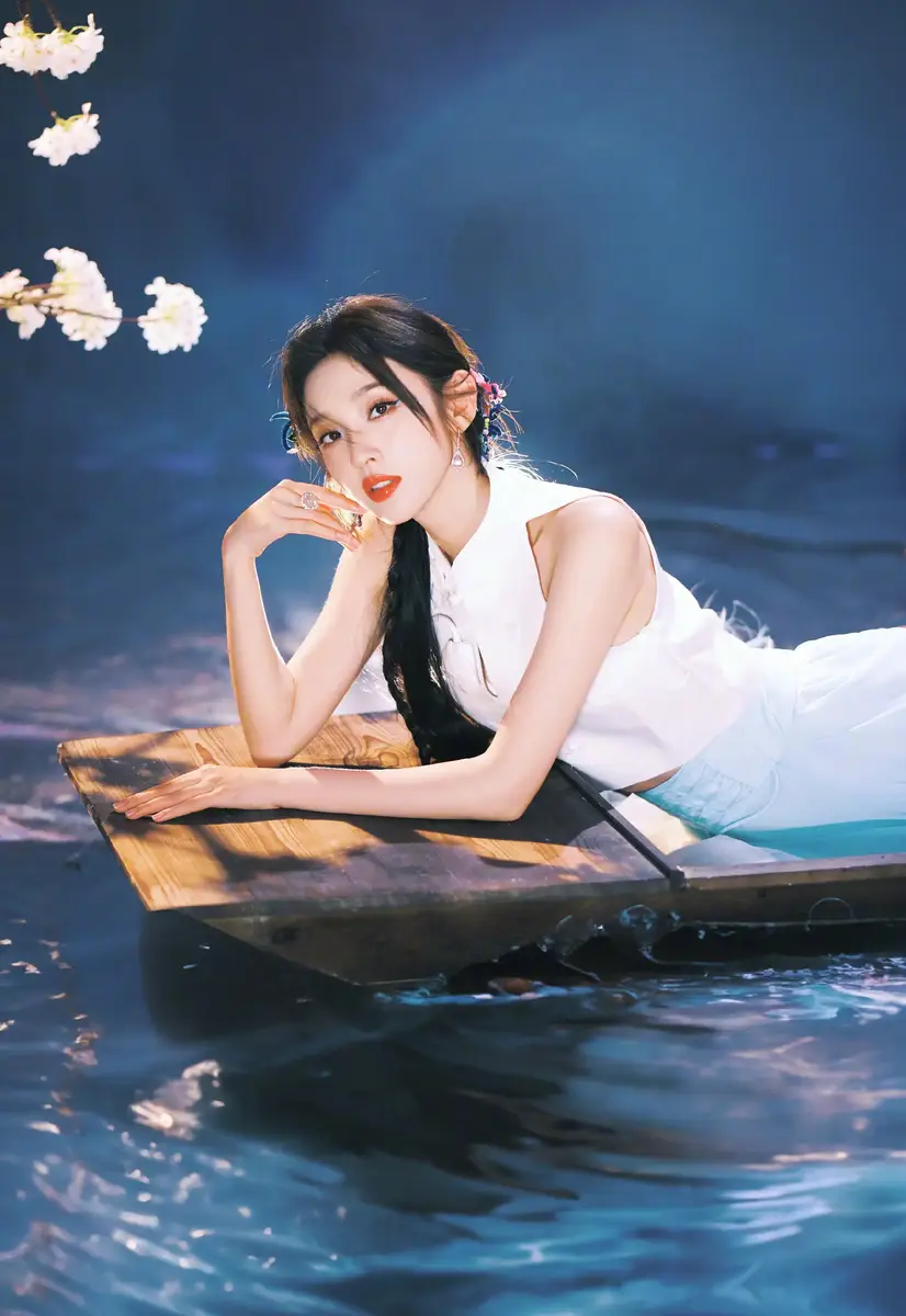 唐艺昕晒《浪姐》新造型写真！乘坐小舟化身水上美人