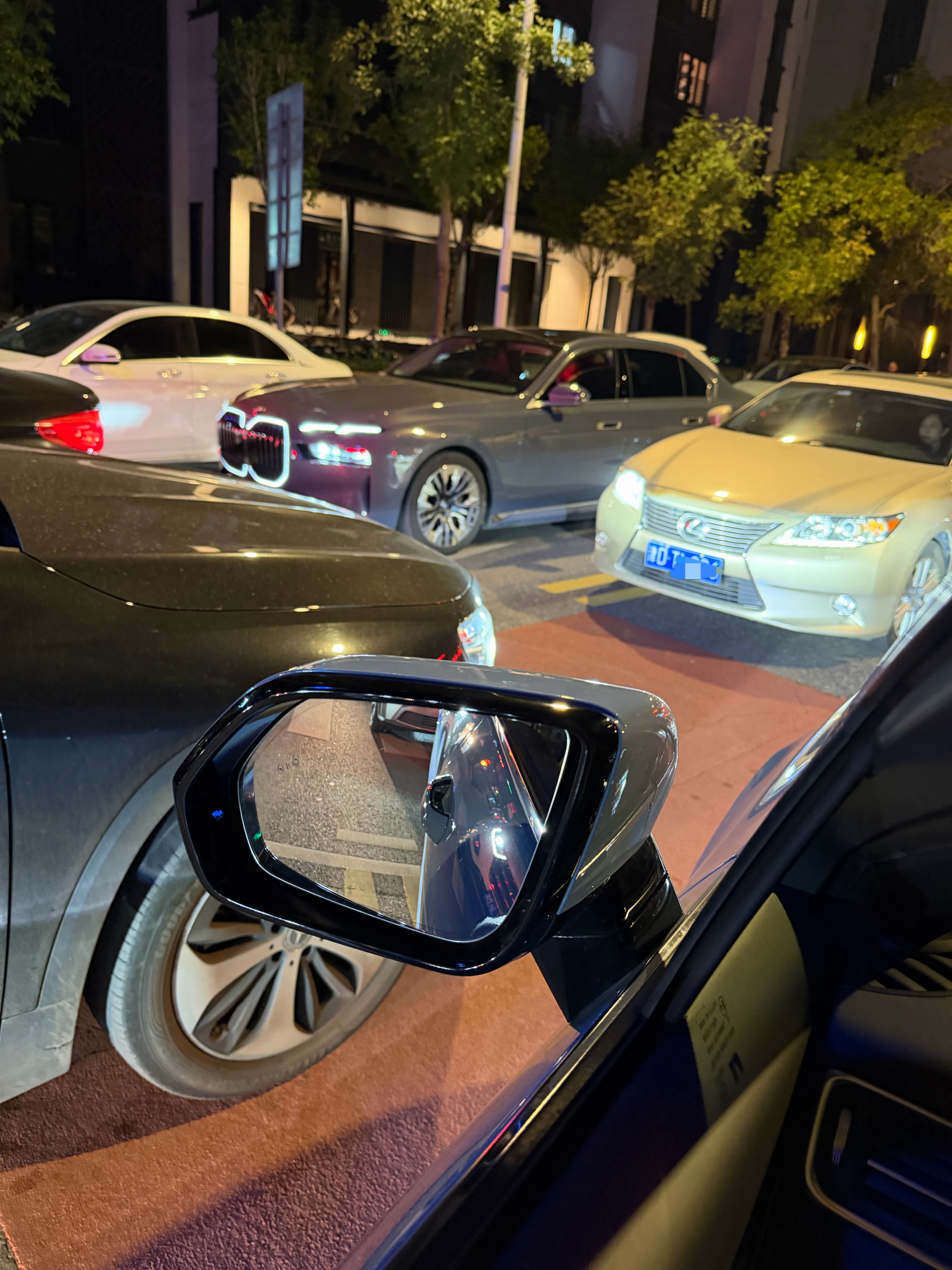 嘿，俩车顶牛了​​​