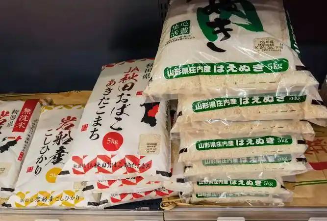 日本缺米已经缺到要跟家畜抢米吃了。7月1号，石破茂宣布暂停之前实施了四十来年的