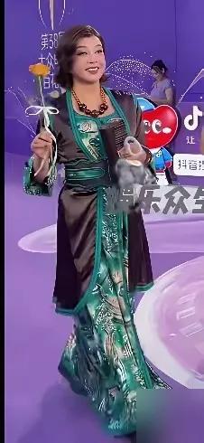 感觉刘晓庆已成为过去式了，她的这个年龄和形象都已经不在令人接受了，可是她却还在到