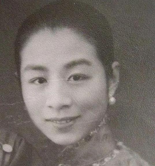 李鸿章的侄孙女李国秦收了一个干女儿，因为自己没孩子，她将其视如己出，还留在家里住