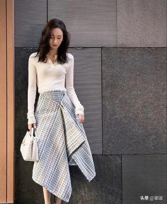 童瑶，168cm，这是把家里的床单裹身上当裙子了，不过还是很美！