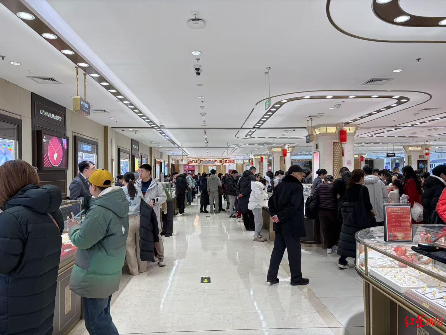 金价史诗级暴跌！北京金店现拖行李箱抄底潮，变现排队3小时