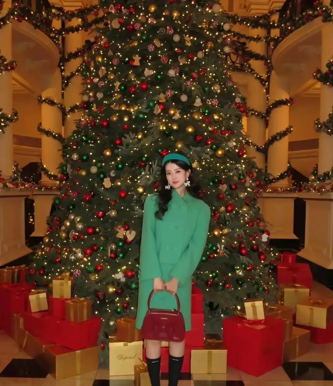 乔欣晒了几张客厅照，穿西装拎爱马仕，网友瞬间炸锅：豪门也裂缝瓷砖？我瞄了眼