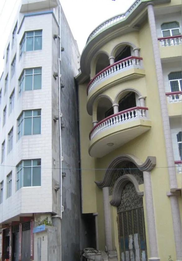 违章建筑在城市里面是如何认定的这种房子属于违章建筑，但是两个房子盖的时候确实贴的