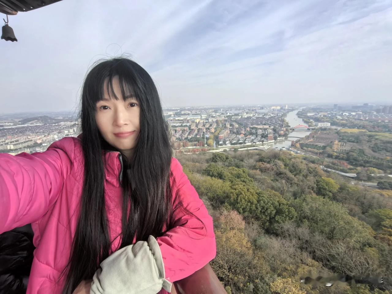 嘉兴海宁市内有两座山，一座东山，一座西山，都是登高望远的好地方。我选择的是游客较