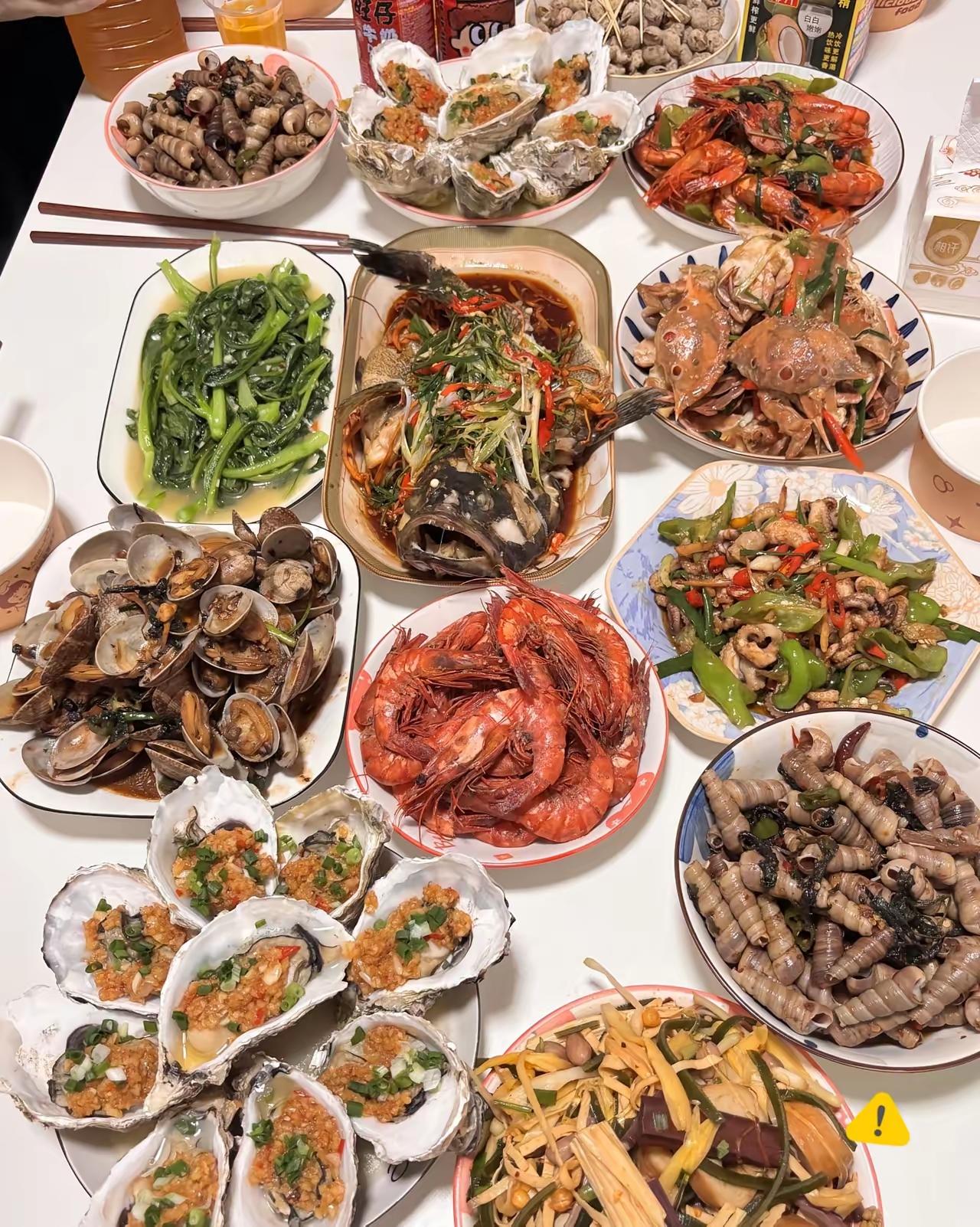 有朋友给我发来这一桌菜，让我猜猜她在哪个地方，很可能以后就嫁去这个地方了！