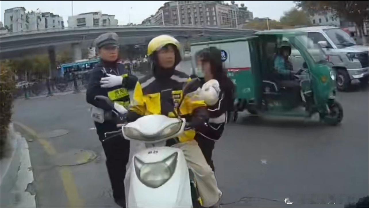 暖心救高烧幼儿外卖小哥获奖励破防了！外卖小哥暂停订单救抽搐娃，这波操作直接封神