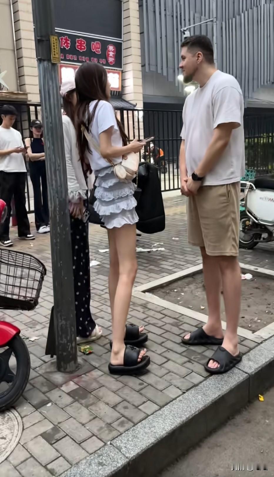 鞋子同款，如果没猜错的话，应该是情侣吧