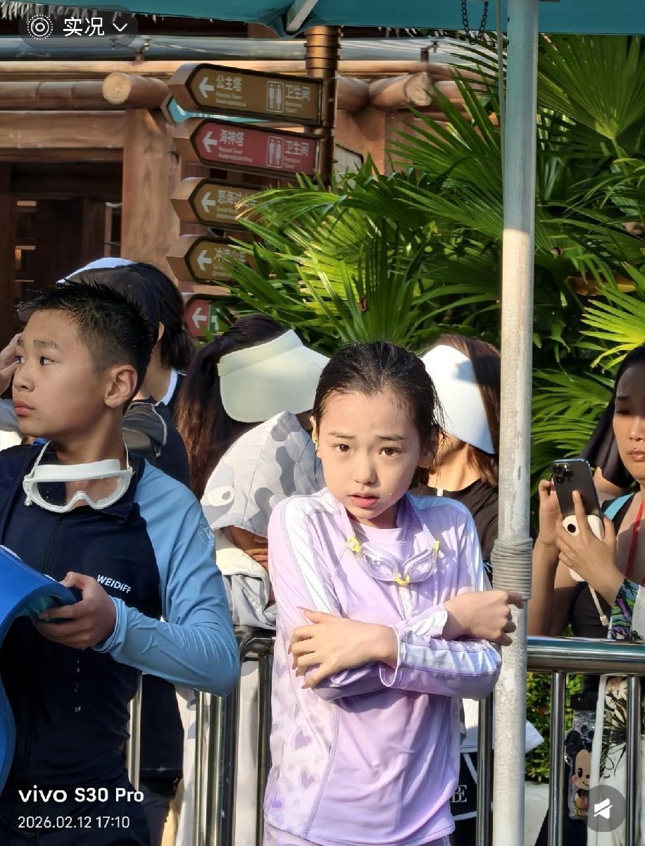 小酒窝也挺可怜的。小小年纪就要生活在大众的审判中，一举一动都会被人点评。