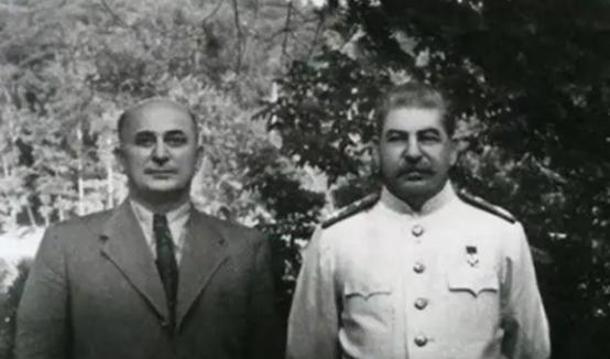 1943年，赫鲁晓夫儿子被判枪决，他为救儿子竟两次向斯大林下跪，尊严尽失，但最终