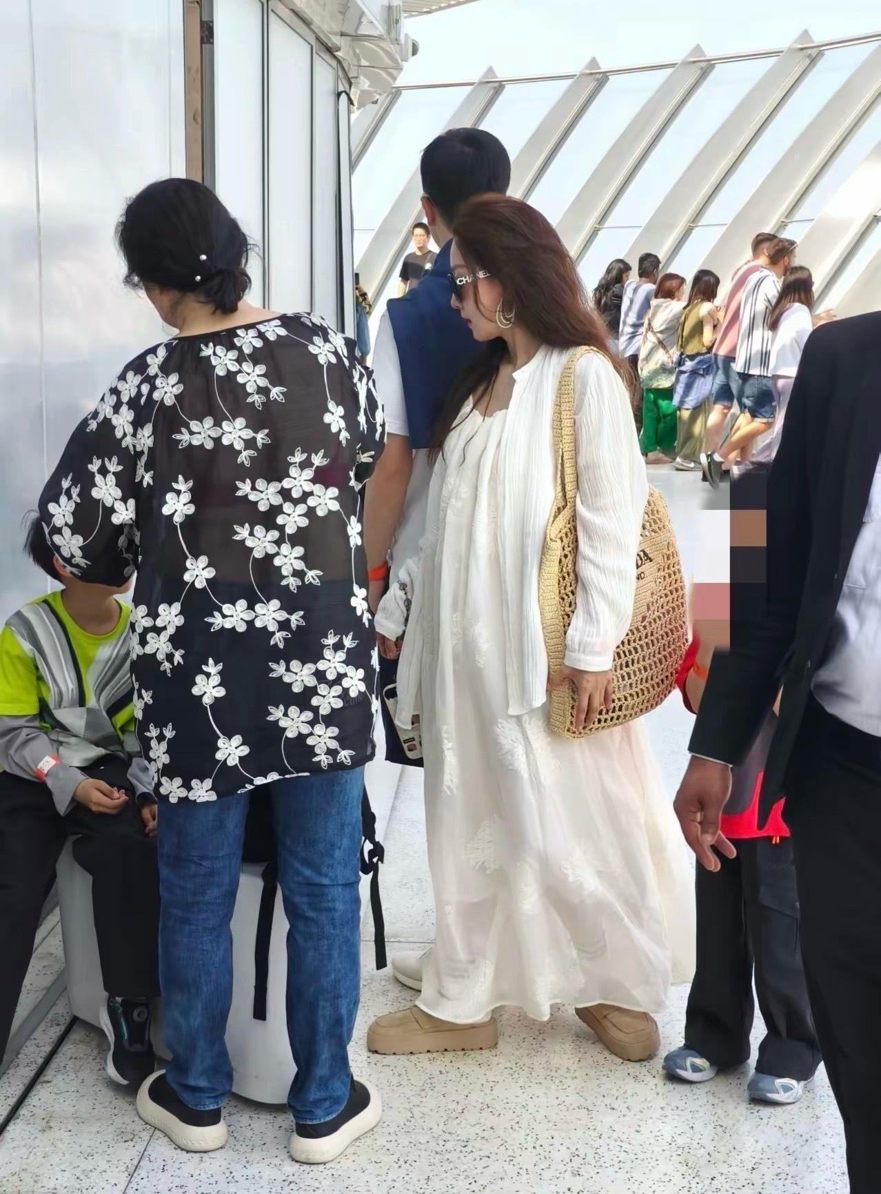 马龙夏露带娃国外过年，夏露一袭白裙肤白貌美，状态真好，马龙也被赞很帅气，一家人好