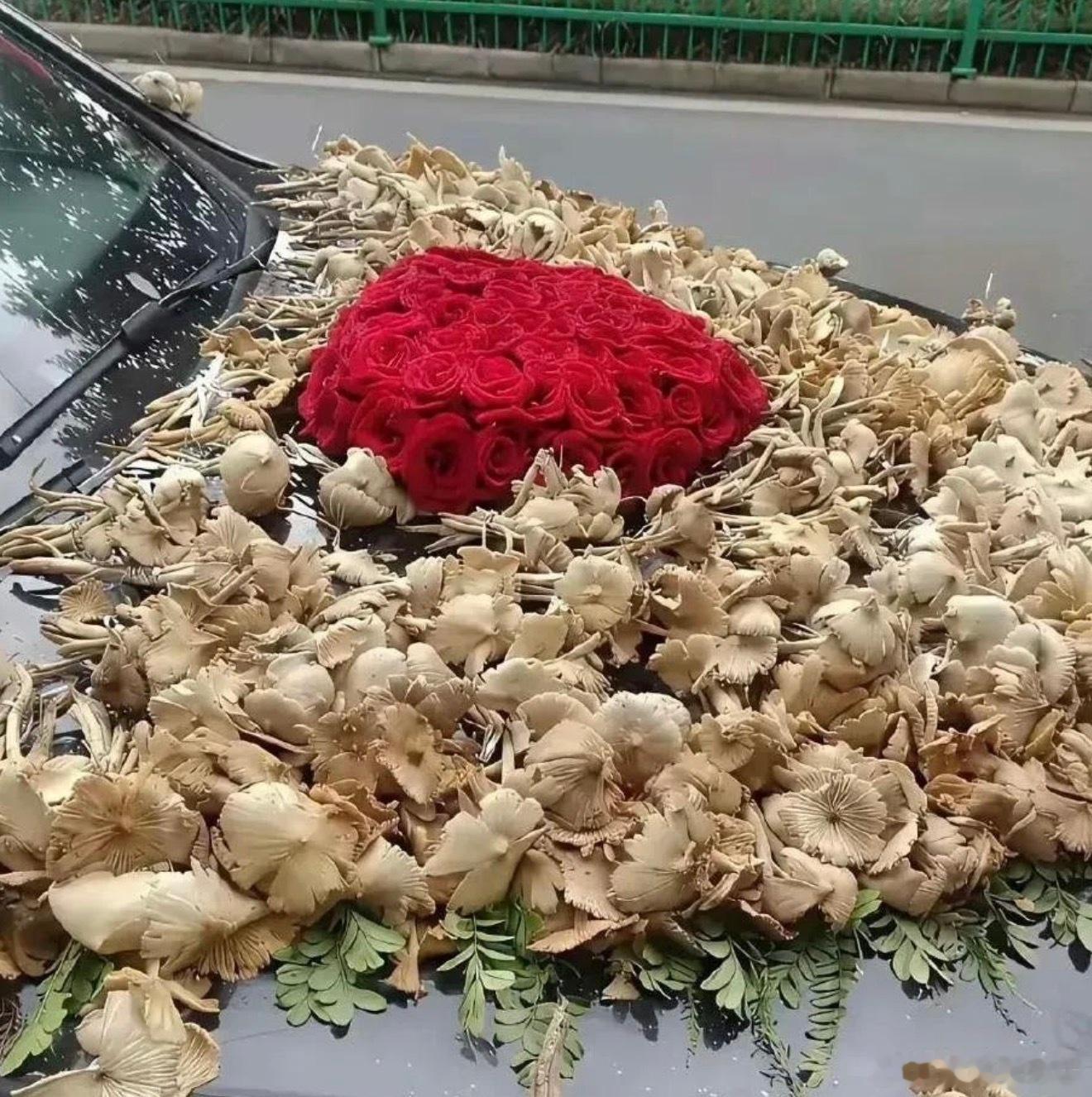这是哪里的结婚习俗啊？在婚车上面放蘑菇