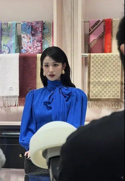 好奇明明王楚然作为95花里少有的明艳大气长相，这样的类型反而没有那些甜妹脸热度高