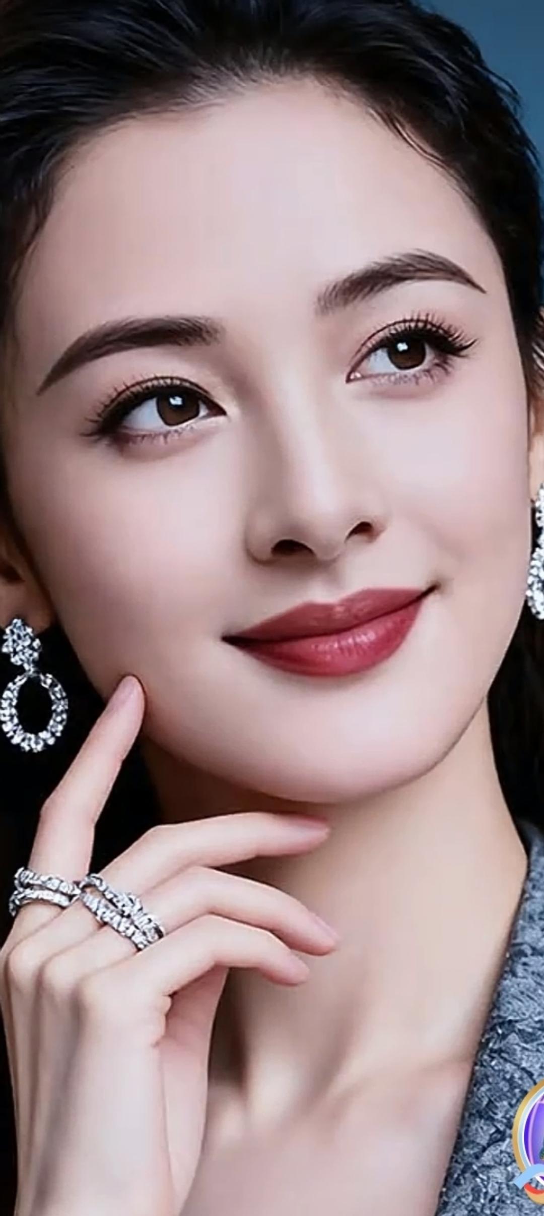 优雅气质，珠宝闪耀，完美妆容，女神范儿十足！💎💄👠