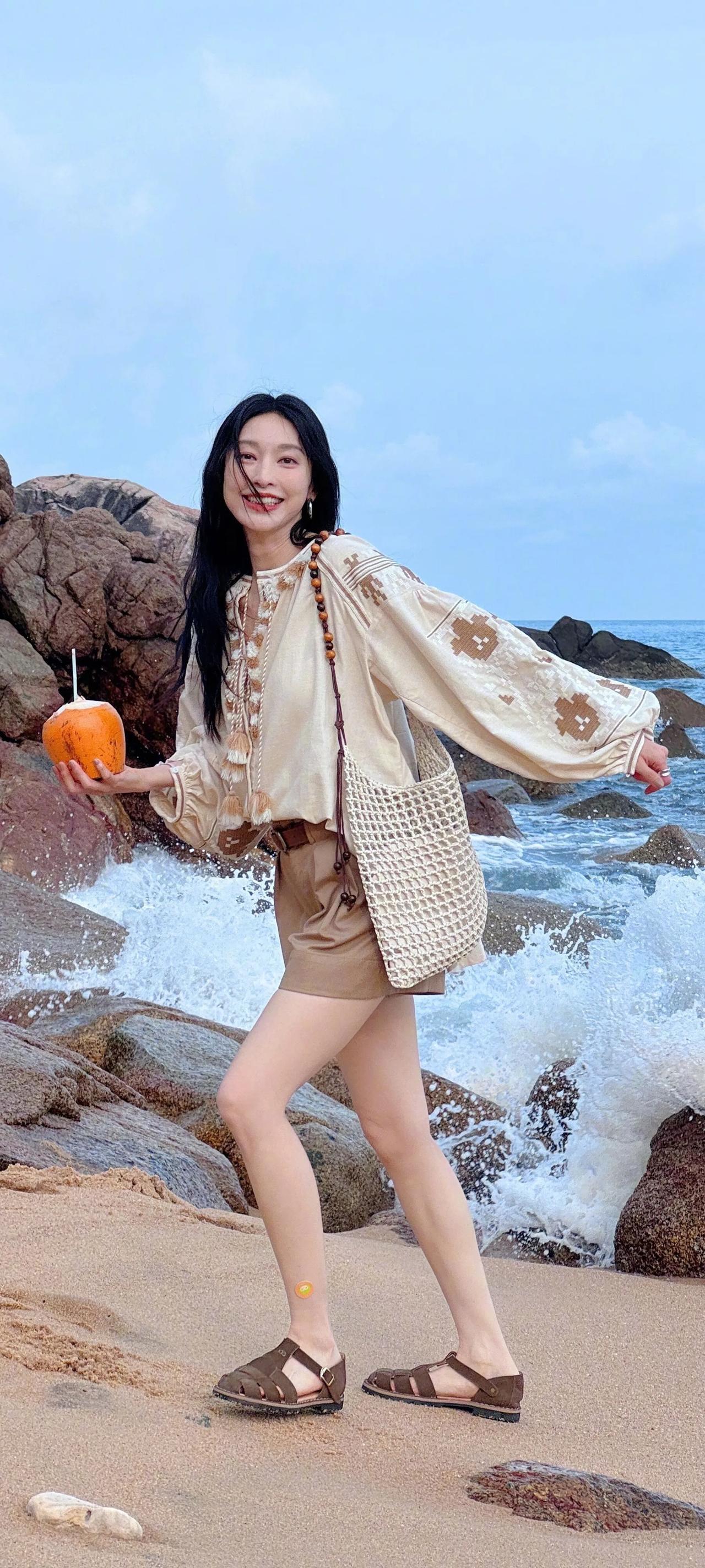 张俪海边松弛感穿搭，美到失语✨谁懂啊！张俪这组海边随拍真的太绝了！米白色