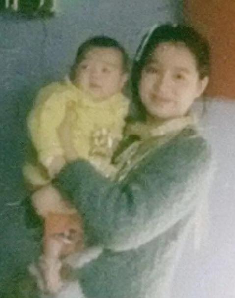 1976年，25岁女知青抱着4岁儿子回京，母亲气得半死，怒骂她未婚先孕，不知羞耻
