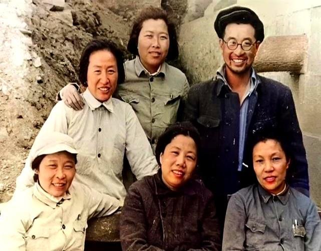 见过堂堂大将厚着脸皮去蹭“闺蜜局”合影的吗？1942年，延安的一张合影留下了