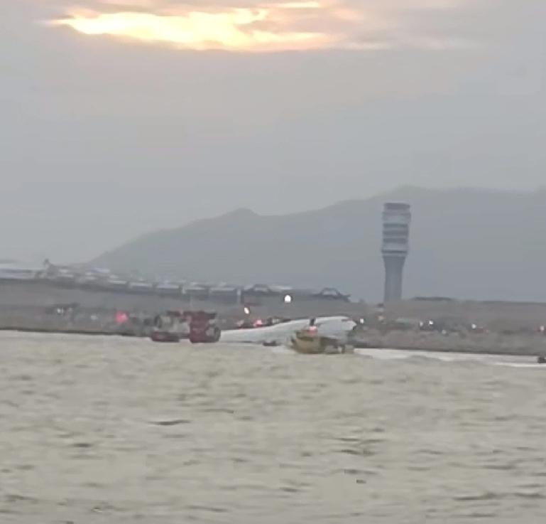 今日突发！一架波音747飞机冲出跑道坠海！目前已造成2名地勤人员身亡！事发原因待