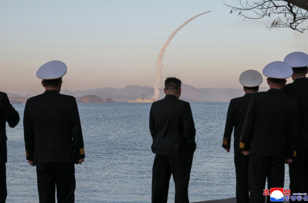 日本叫嚣修宪，还想试射战斧，朝鲜不惯毛病，怒射5枚先进导弹4月12日，朝鲜海