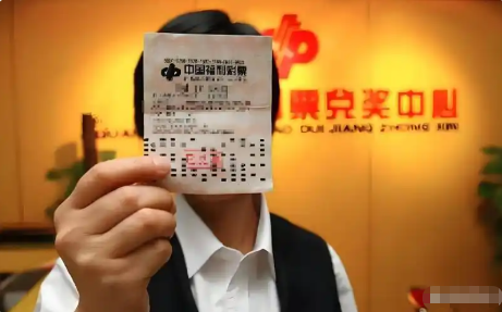 到底什么是洗钱？咱们用一个通俗案例讲明白：你买彩票喜中500万，缴完20%个税，到手400万。突然有